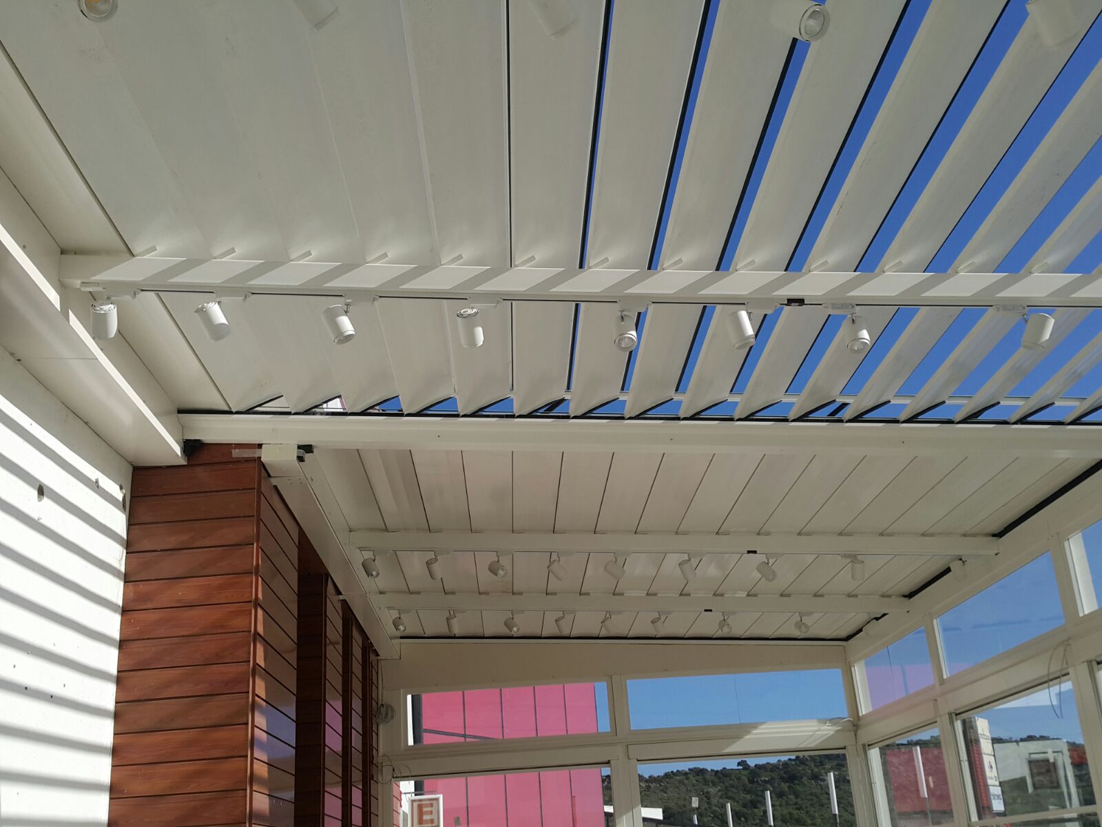 ALUMINIUM MULTIBLE LOUVER DIRECTION AND ROOF – Zanoobia